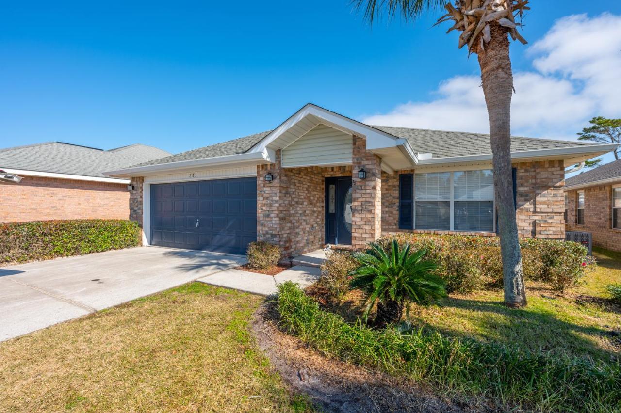 Luxurious House, Private Heated Pool, Dedicated Office, Mins Walk To & Shops *