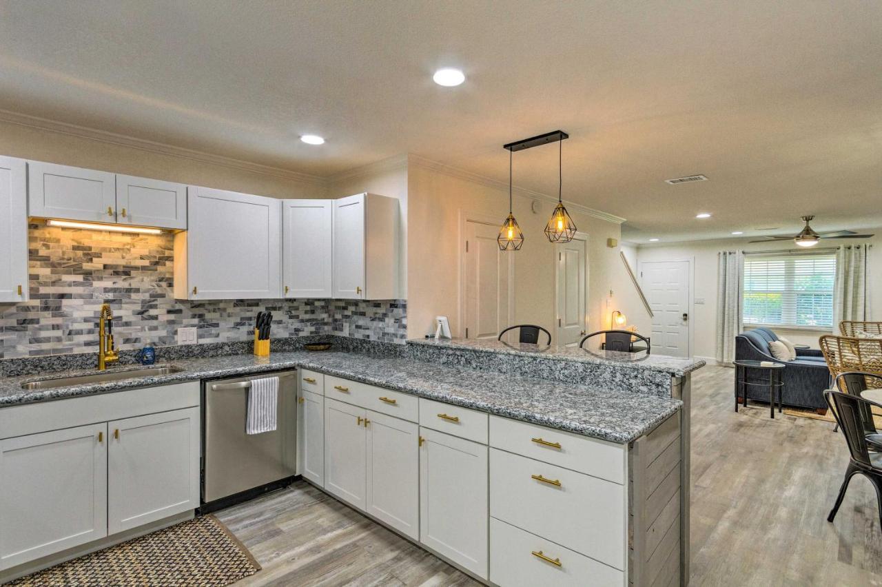 Modern Miramar Townhome, Walk To Ocean! Holiday home *
