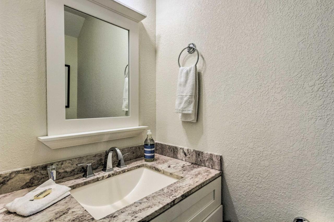 Modern Miramar Townhome, Walk To Ocean! Holiday home