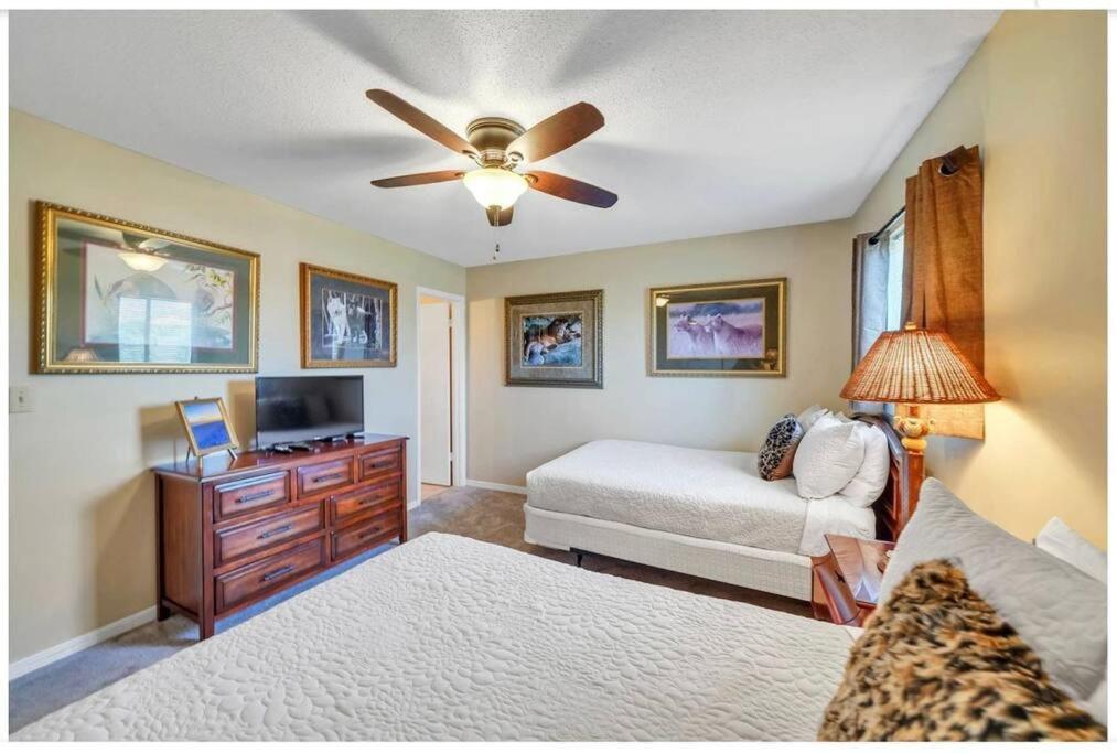 Holiday home New Listing!!! 4 Min Walk To The Beach!