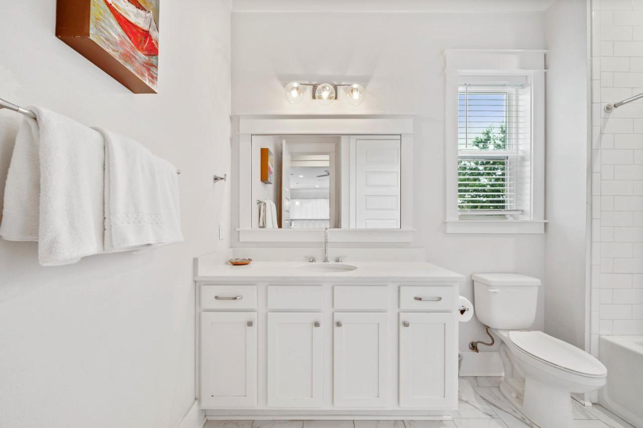 Majestic 3-story Near Beach, Free Wi-fi, Community Pool And Bbq Access Destin