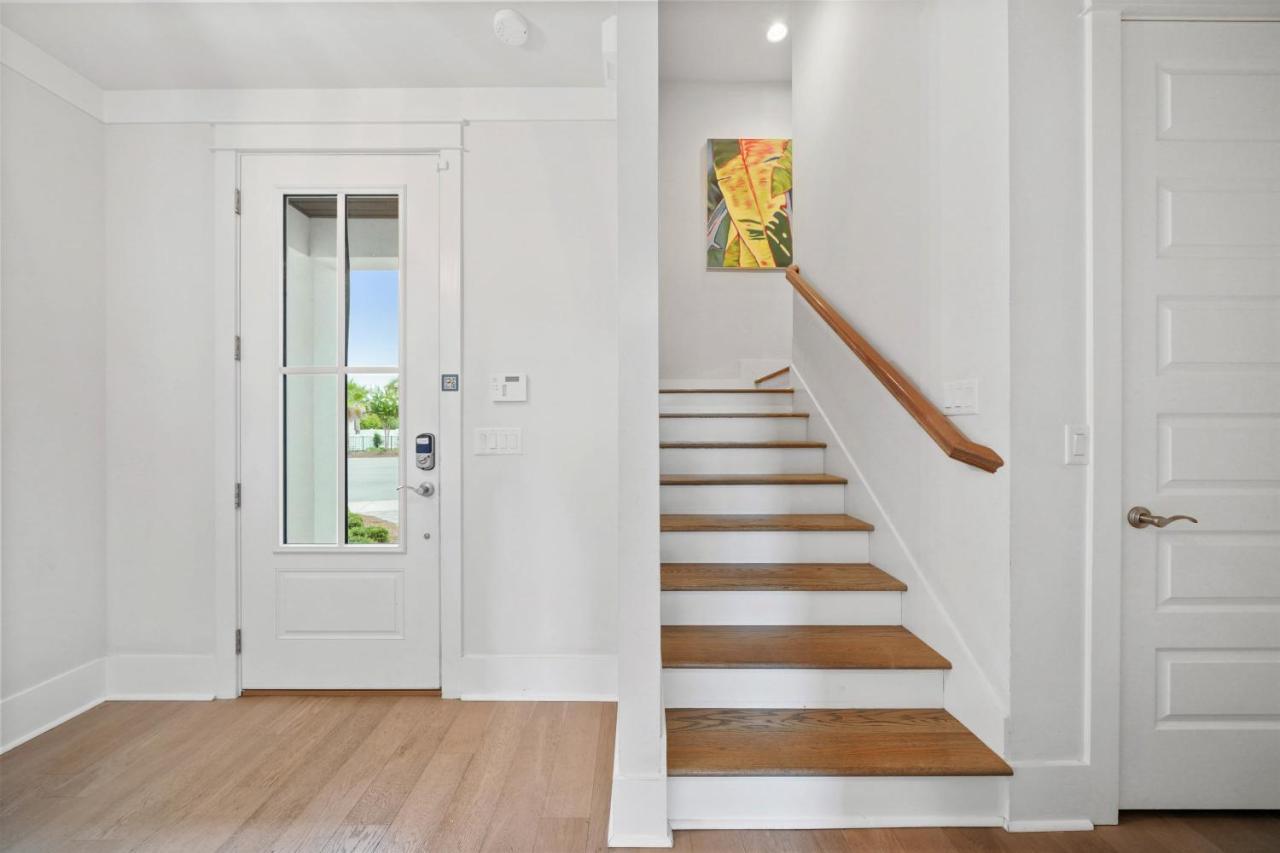 Majestic 3-story Near Beach, Free Wi-fi, Community Pool And Bbq Access Holiday home *