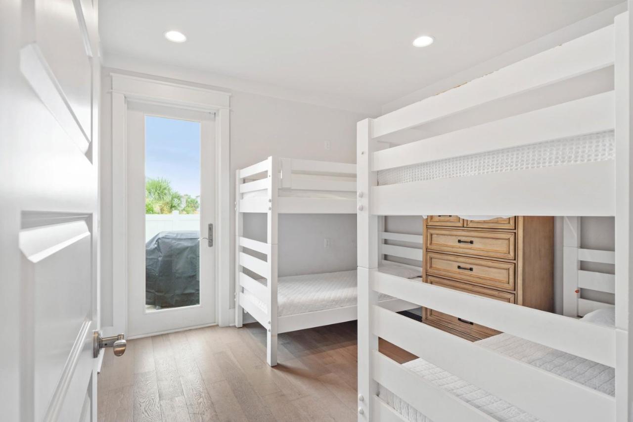 Majestic 3-story Near Beach, Free Wi-fi, Community Pool And Bbq Access Destin