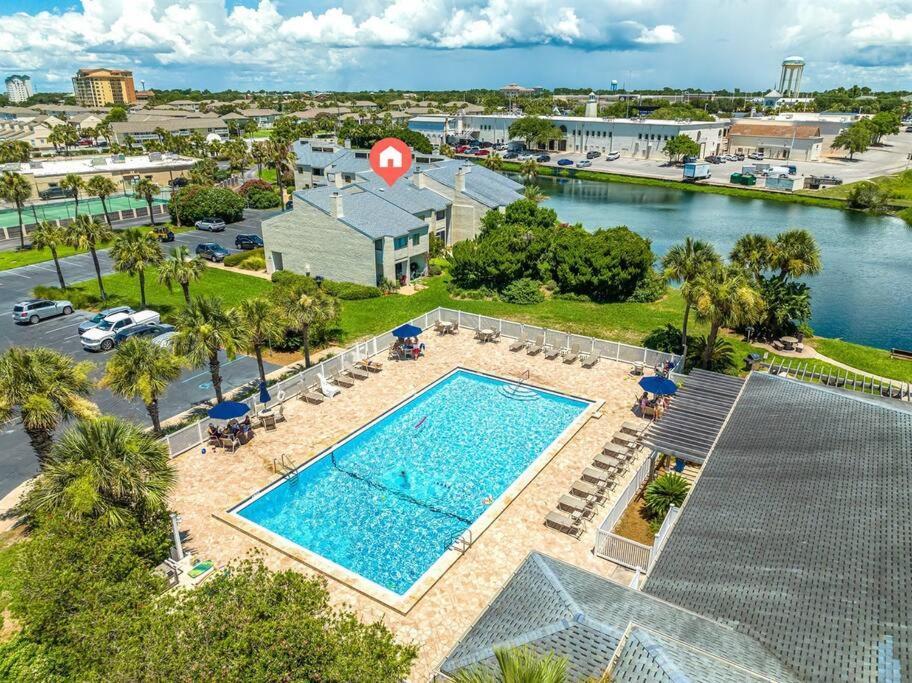 3bd/3ba+gameroom. Pool. Walk 2