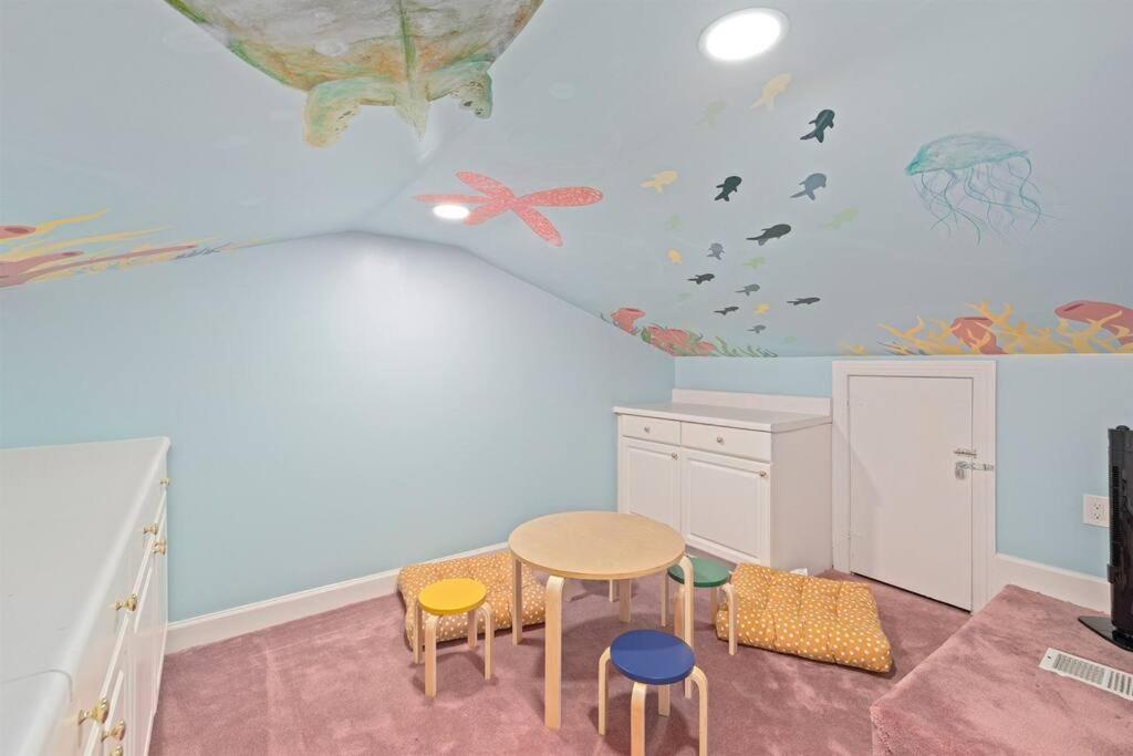 Holiday home 3bd/3ba+gameroom. Pool. Walk 2 *