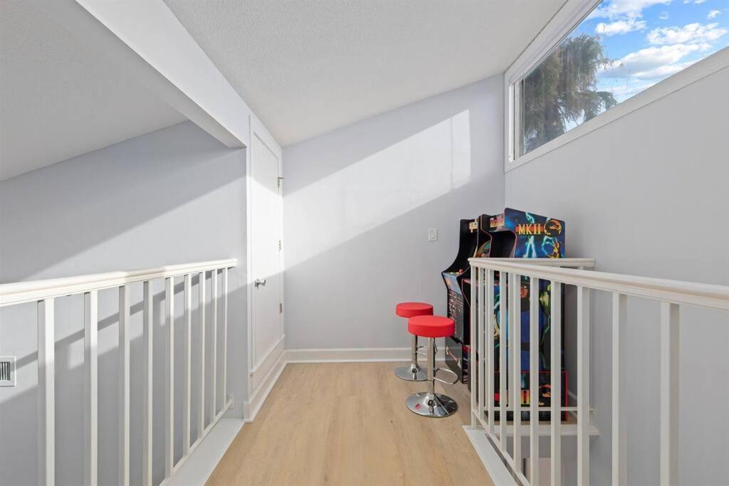3bd/3ba+gameroom. Pool. Walk 2