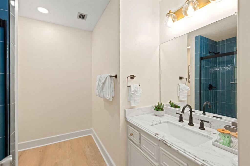 3bd/3ba+gameroom. Pool. Walk 2 Holiday home