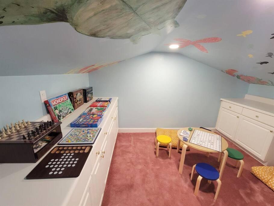 3bd/3ba+gameroom. Pool. Walk 2 Holiday home *