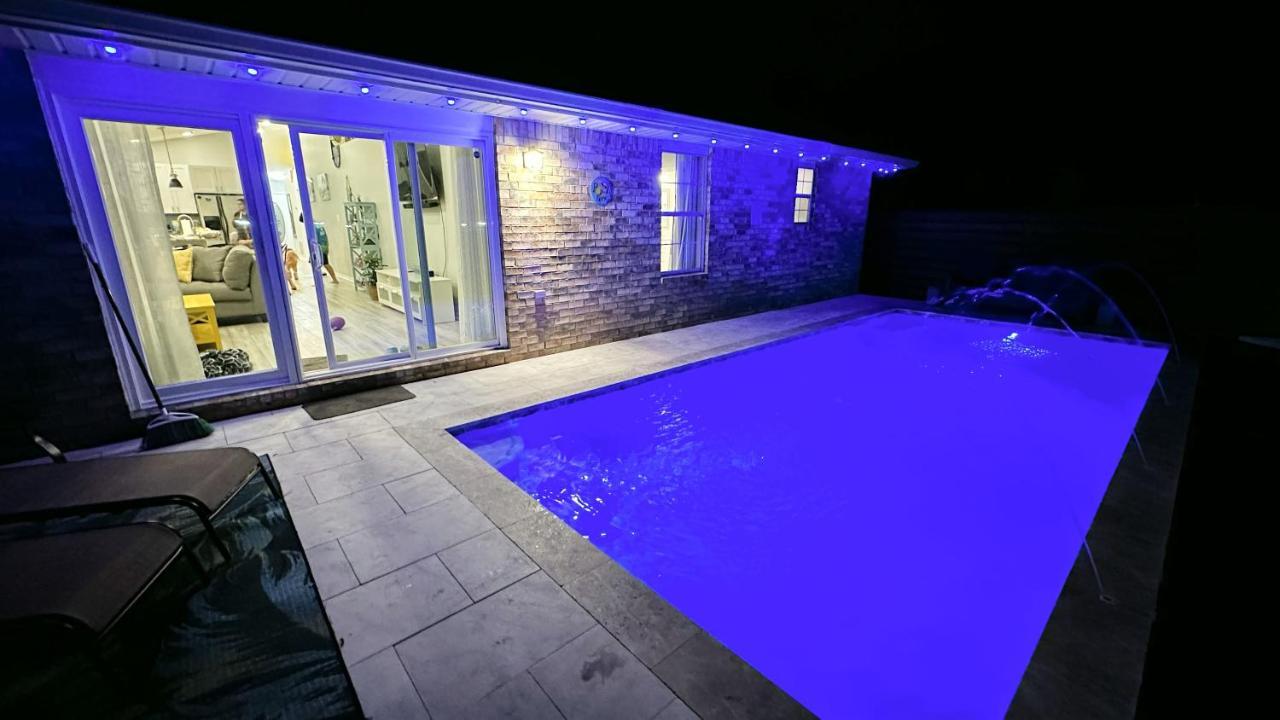 Holiday home Luxurious House, Private Heated Pool, Dedicated Office, Mins Walk To & Shops *