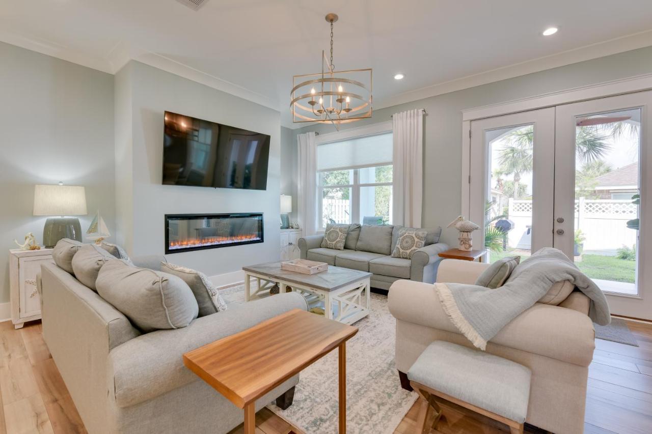 Holiday home Miramar Retreat With Pool Access And Fireplace!