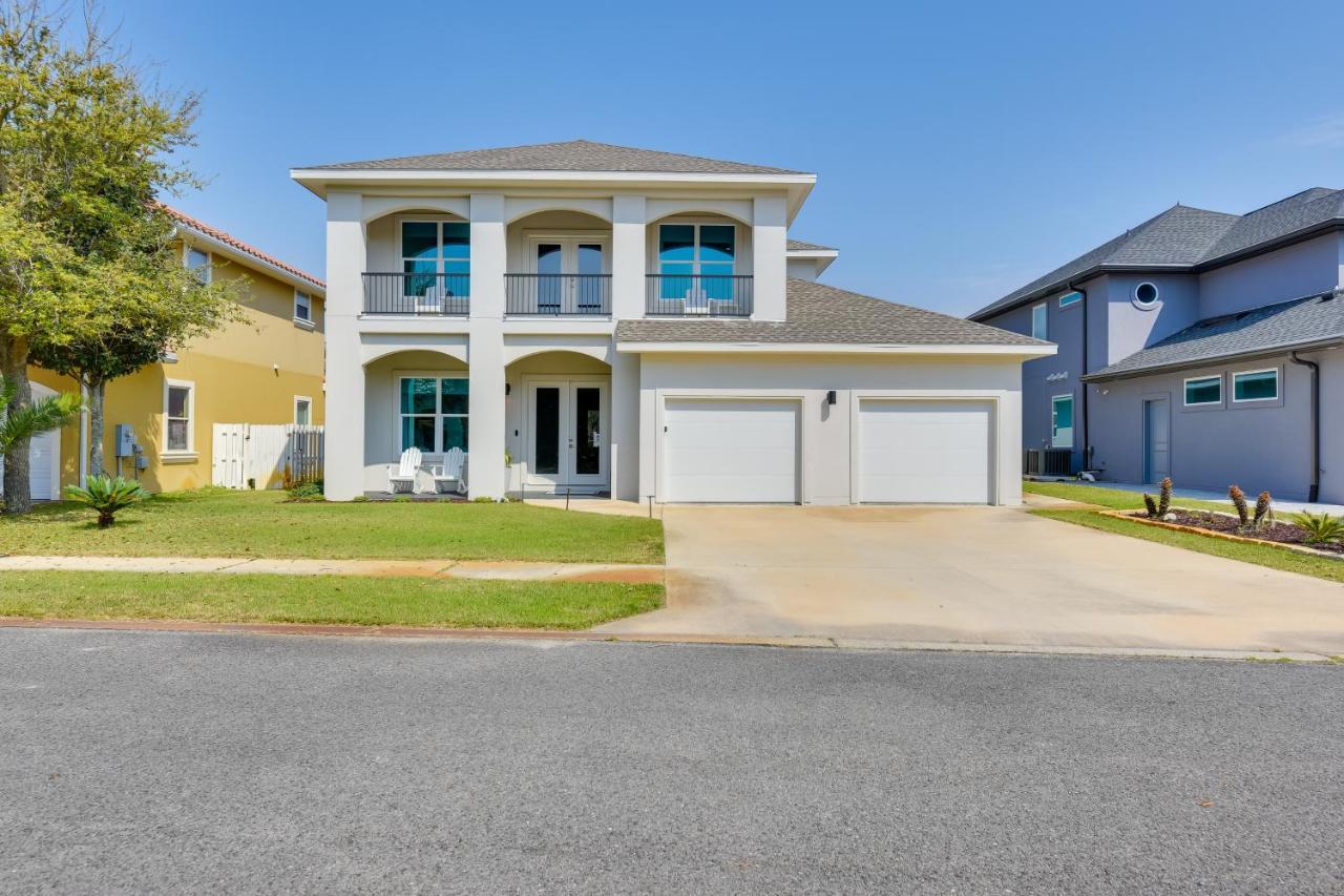 Miramar Retreat With Pool Access And Fireplace!