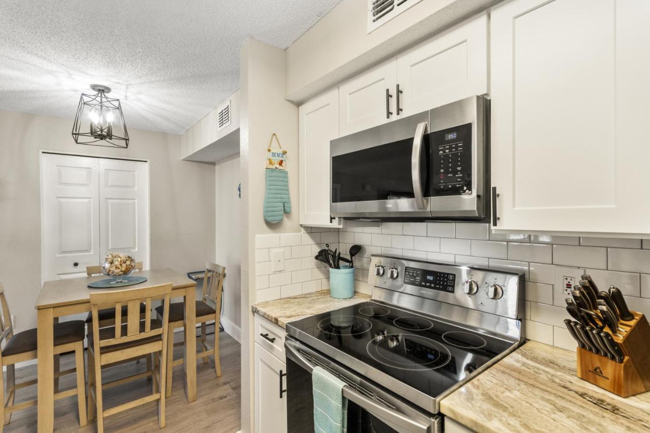Apartment Seaside Serenity Near With Pool, Gym, Balcony Destin