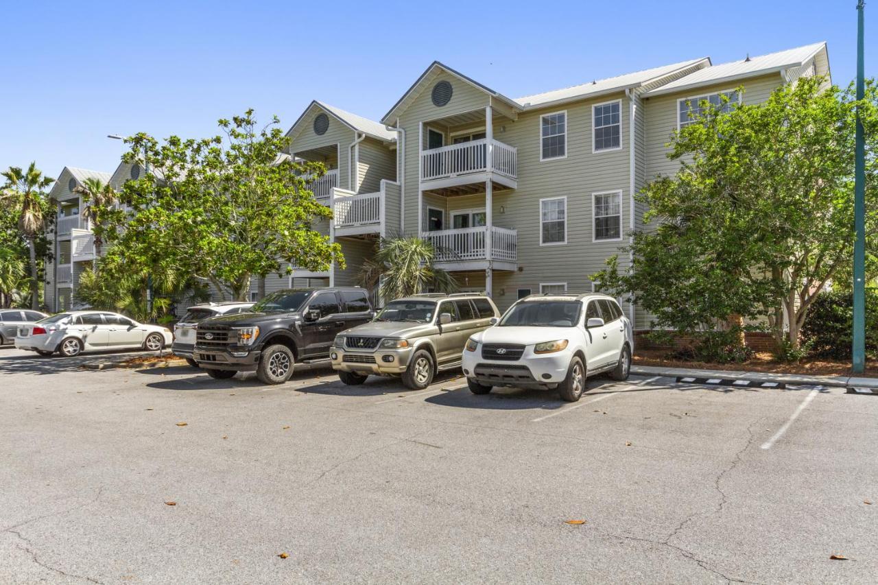 Seaside Serenity Near With Pool, Gym, Balcony Destin