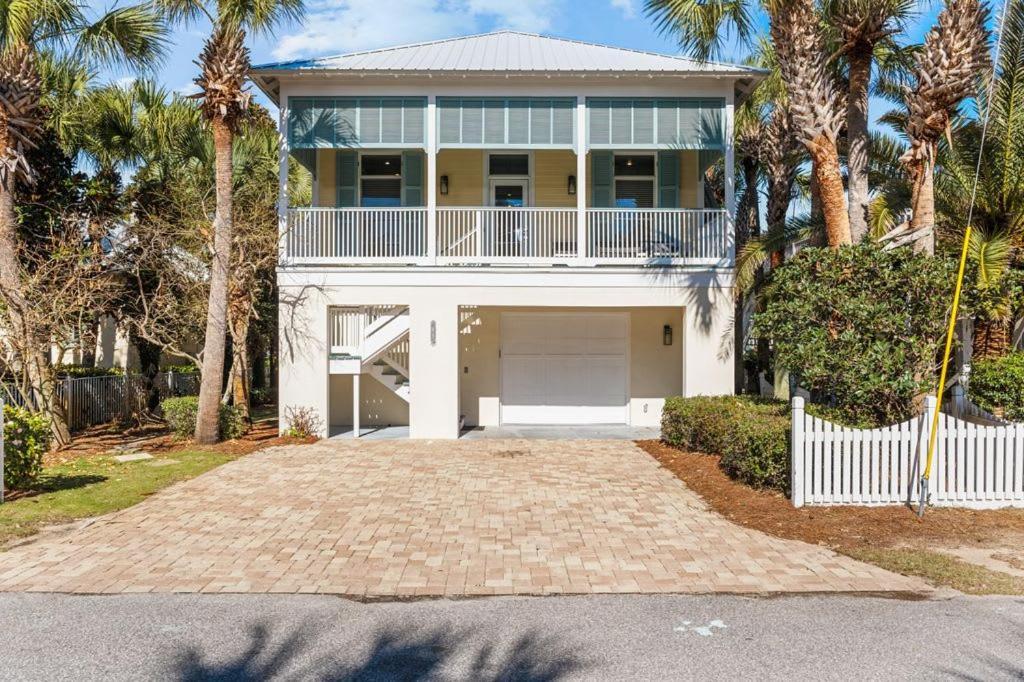 Holiday home 2-story Home, Walk To Beach, Hot Tub, Free Wifi, Pets Ok, Community Pool Access *