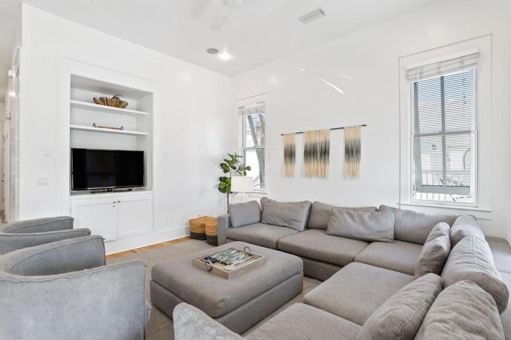 2-story Home, Walk To Beach, Hot Tub, Free Wifi, Pets Ok, Community Pool Access Destin
