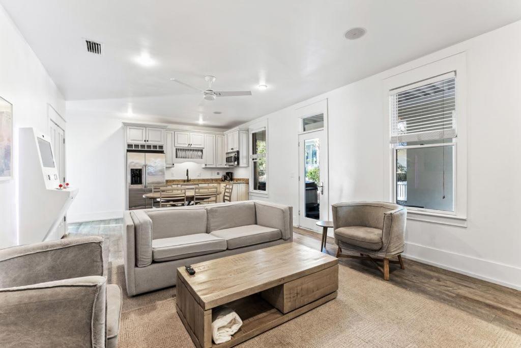 2-story Home, Walk To Beach, Hot Tub, Free Wifi, Pets Ok, Community Pool Access * Destin