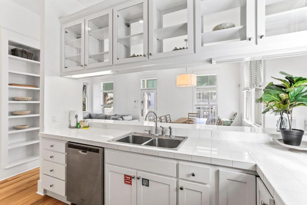 2-story Home, Walk To Beach, Hot Tub, Free Wifi, Pets Ok, Community Pool Access