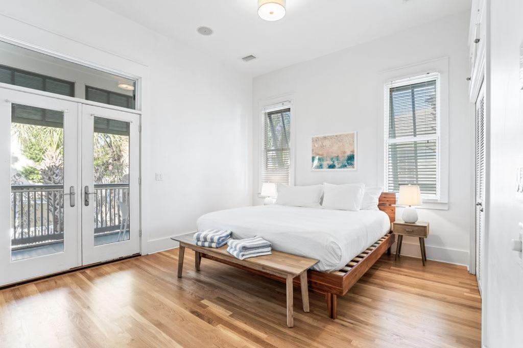 Holiday home 2-story Home, Walk To Beach, Hot Tub, Free Wifi, Pets Ok, Community Pool Access