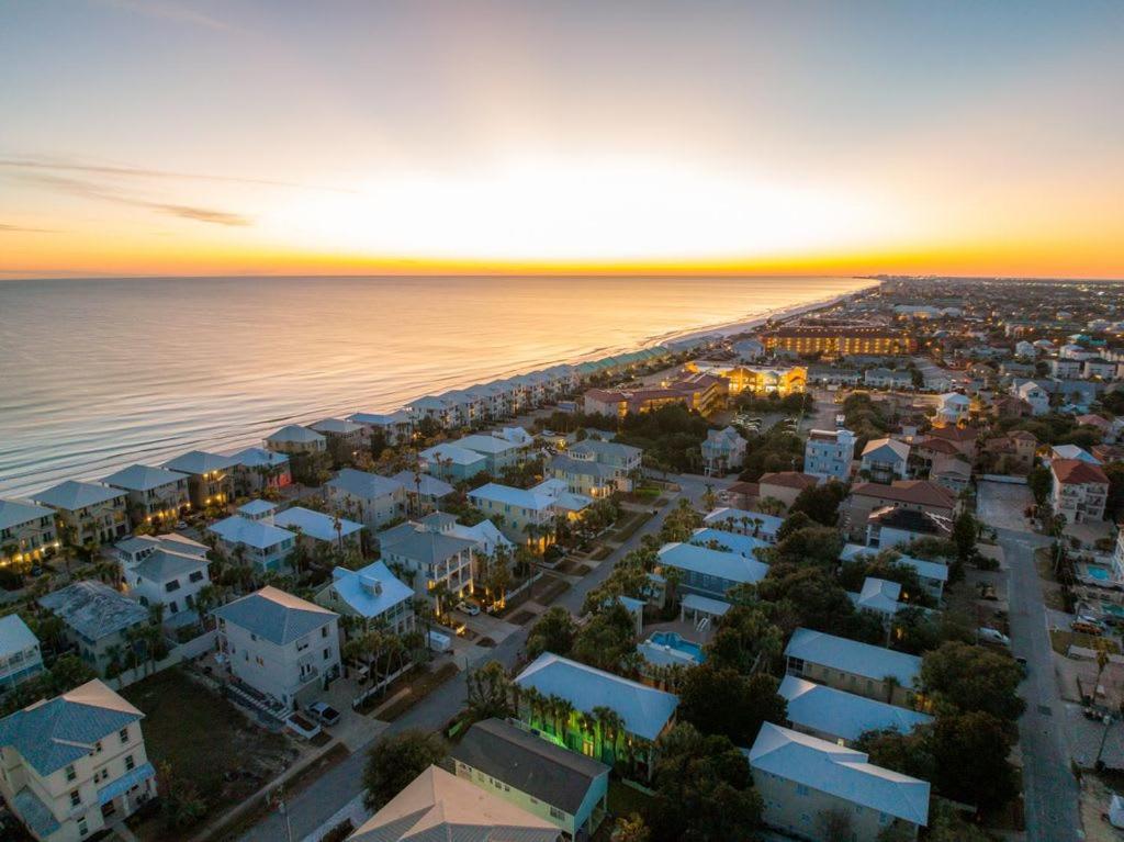 2-story Home, Walk To Beach, Hot Tub, Free Wifi, Pets Ok, Community Pool Access *
