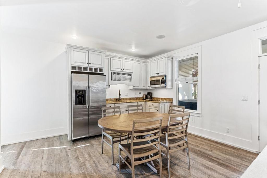 2-story Home, Walk To Beach, Hot Tub, Free Wifi, Pets Ok, Community Pool Access Holiday home Destin