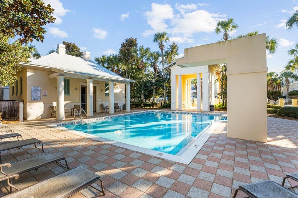 Holiday home 2-story Home, Walk To Beach, Hot Tub, Free Wifi, Pets Ok, Community Pool Access