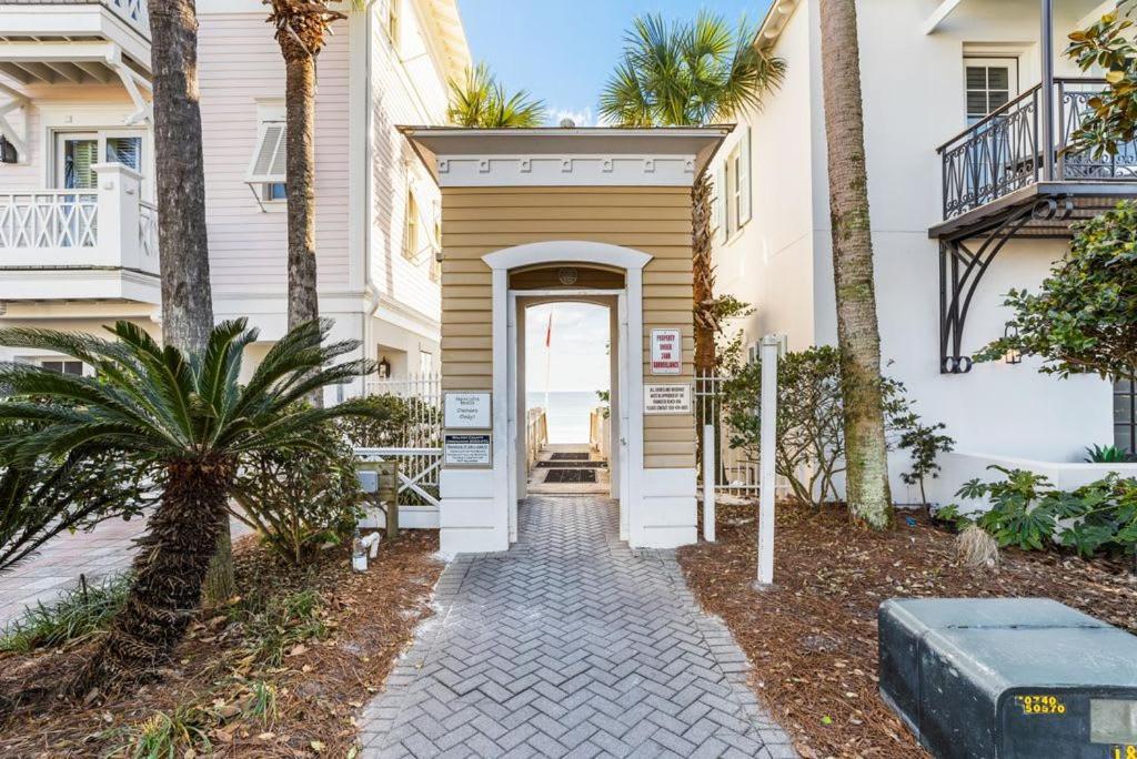 Holiday home 2-story Home, Walk To Beach, Hot Tub, Free Wifi, Pets Ok, Community Pool Access *