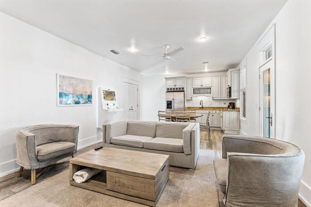 Holiday home 2-story Home, Walk To Beach, Hot Tub, Free Wifi, Pets Ok, Community Pool Access
