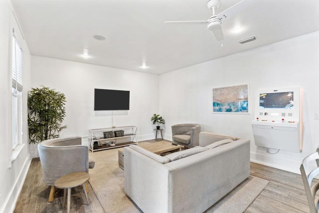 Holiday home 2-story Home, Walk To Beach, Hot Tub, Free Wifi, Pets Ok, Community Pool Access *