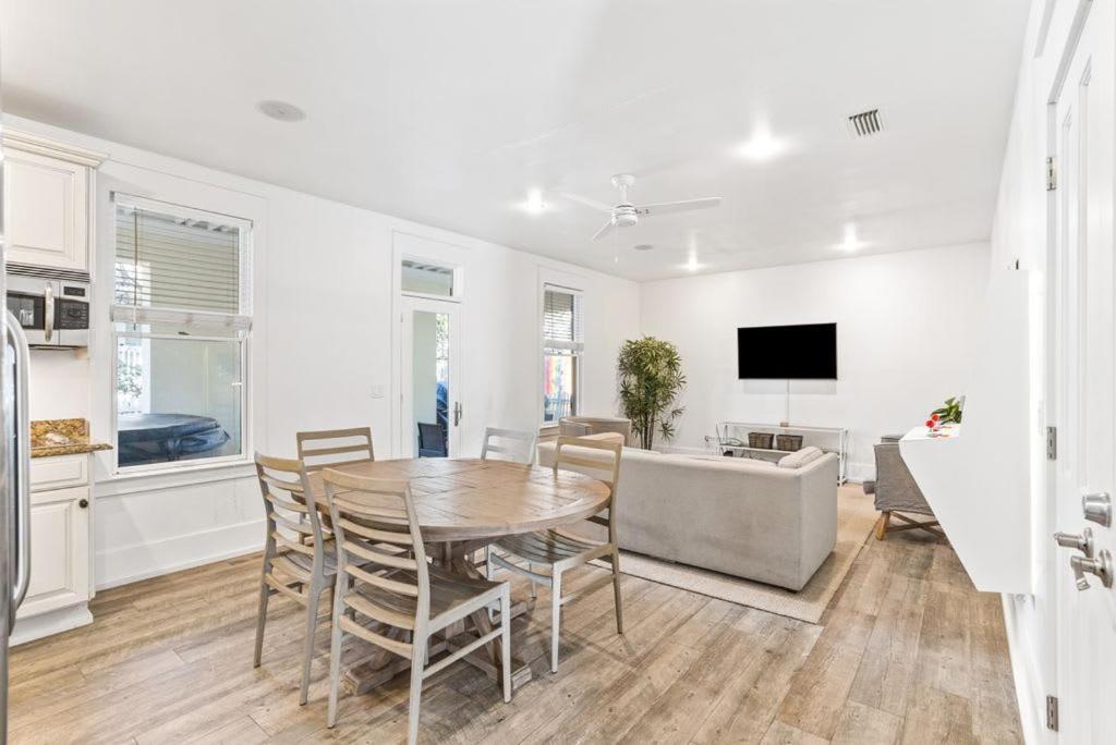 Holiday home 2-story Home, Walk To Beach, Hot Tub, Free Wifi, Pets Ok, Community Pool Access