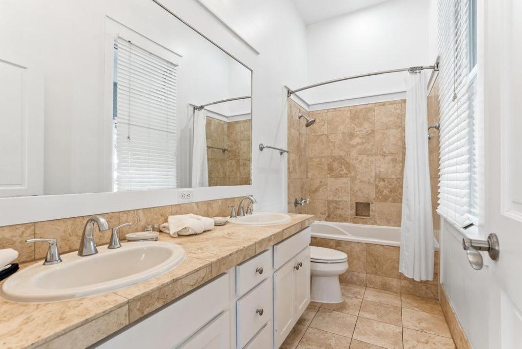 Holiday home 2-story Home, Walk To Beach, Hot Tub, Free Wifi, Pets Ok, Community Pool Access Destin