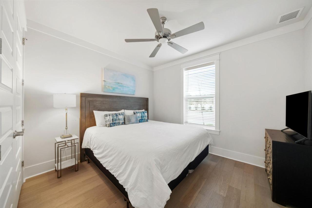 Majestic 3-story Near Beach, Free Wi-fi, Community Pool And Bbq Access Destin
