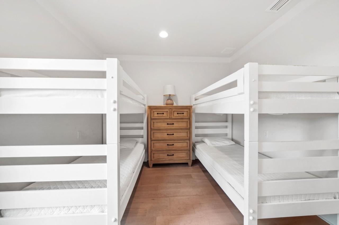 Majestic 3-story Near Beach, Free Wi-fi, Community Pool And Bbq Access *