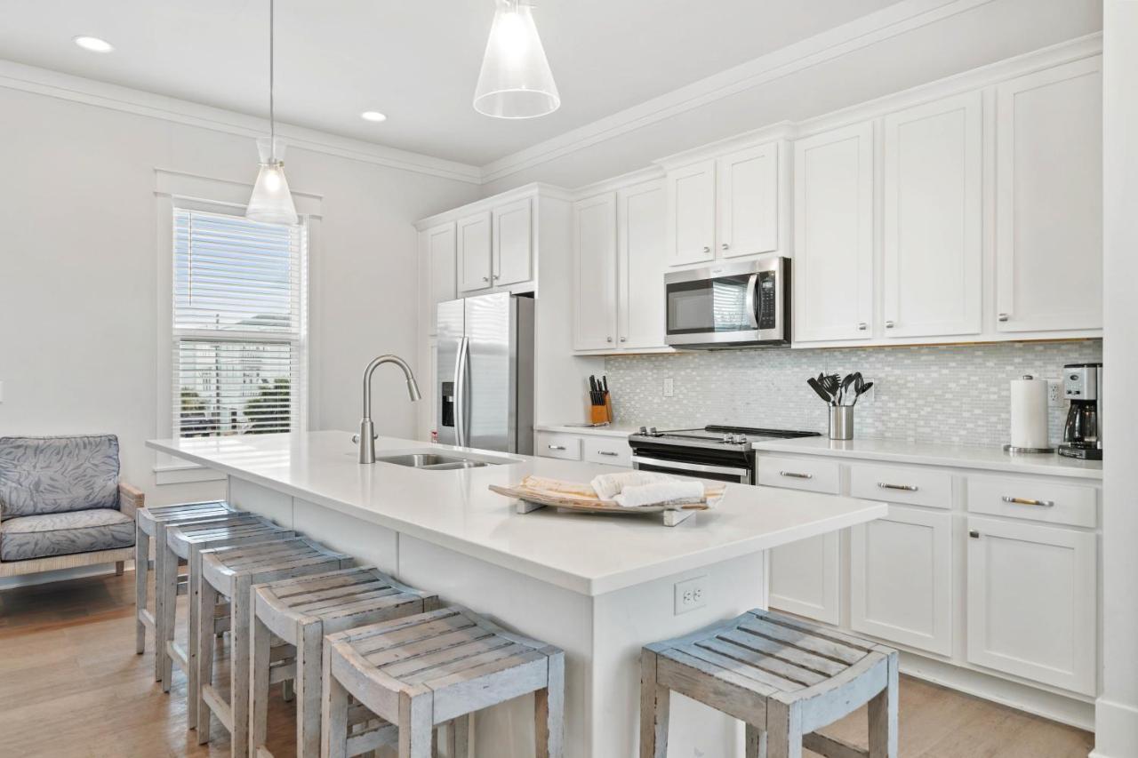 Majestic 3-story Near Beach, Free Wi-fi, Community Pool And Bbq Access