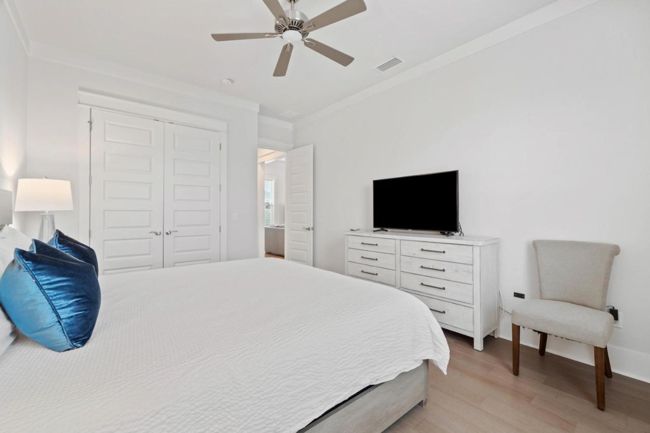 Majestic 3-story Near Beach, Free Wi-fi, Community Pool And Bbq Access *