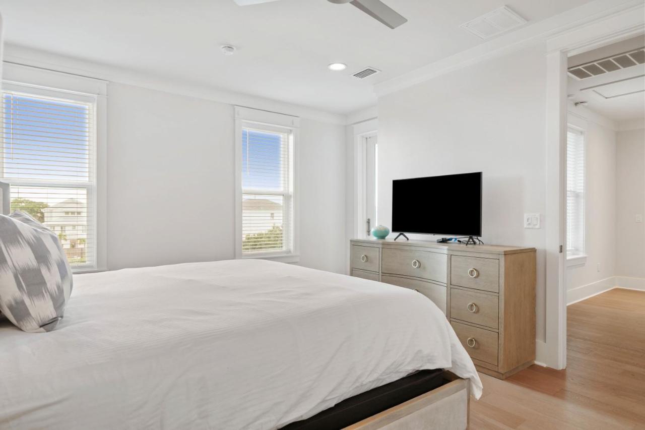 Majestic 3-story Near Beach, Free Wi-fi, Community Pool And Bbq Access Holiday home Destin