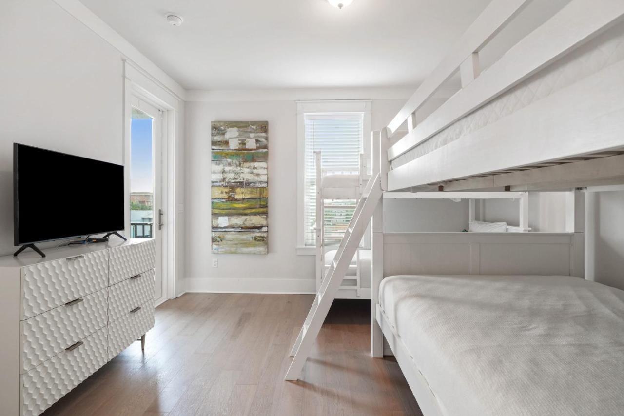 Holiday home Majestic 3-story Near Beach, Free Wi-fi, Community Pool And Bbq Access