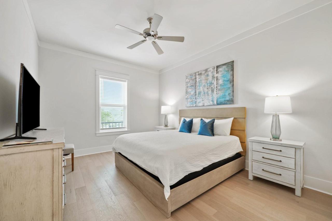 Majestic 3-story Near Beach, Free Wi-fi, Community Pool And Bbq Access