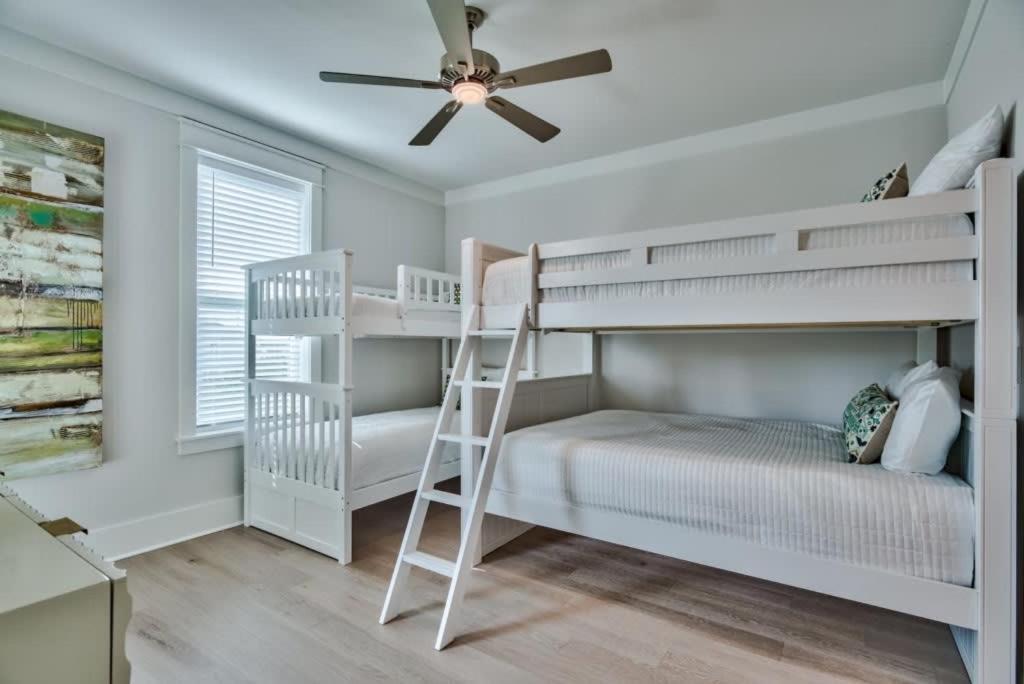 Majestic 3-story Near Beach, Free Wi-fi, Community Pool And Bbq Access