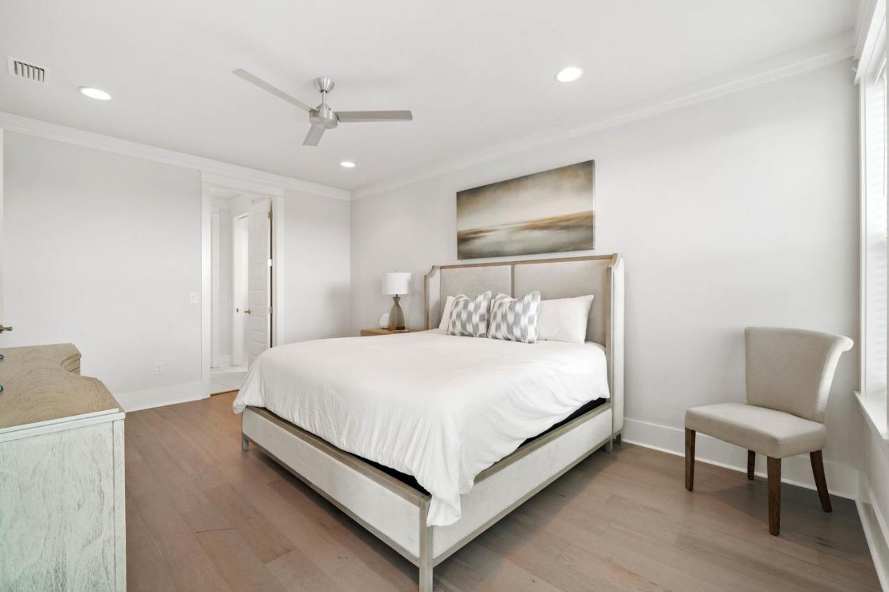 Majestic 3-story Near Beach, Free Wi-fi, Community Pool And Bbq Access Holiday home