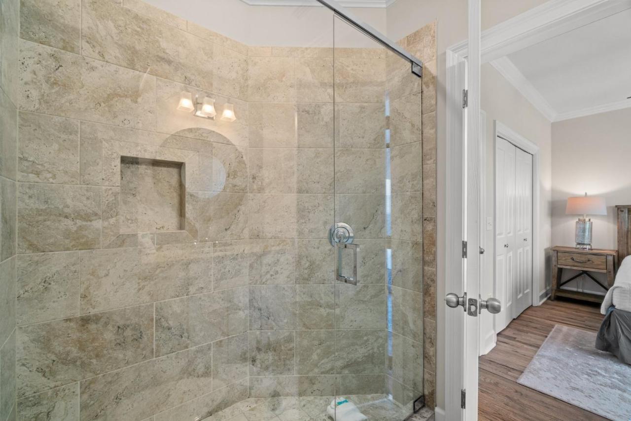Apartment Seaside With Pool And Designer Interior *
