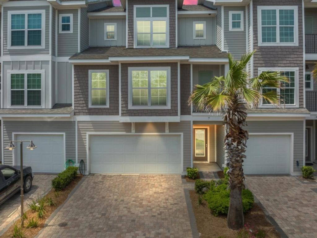 Waterside With Award Winning Design And Pool Villa *