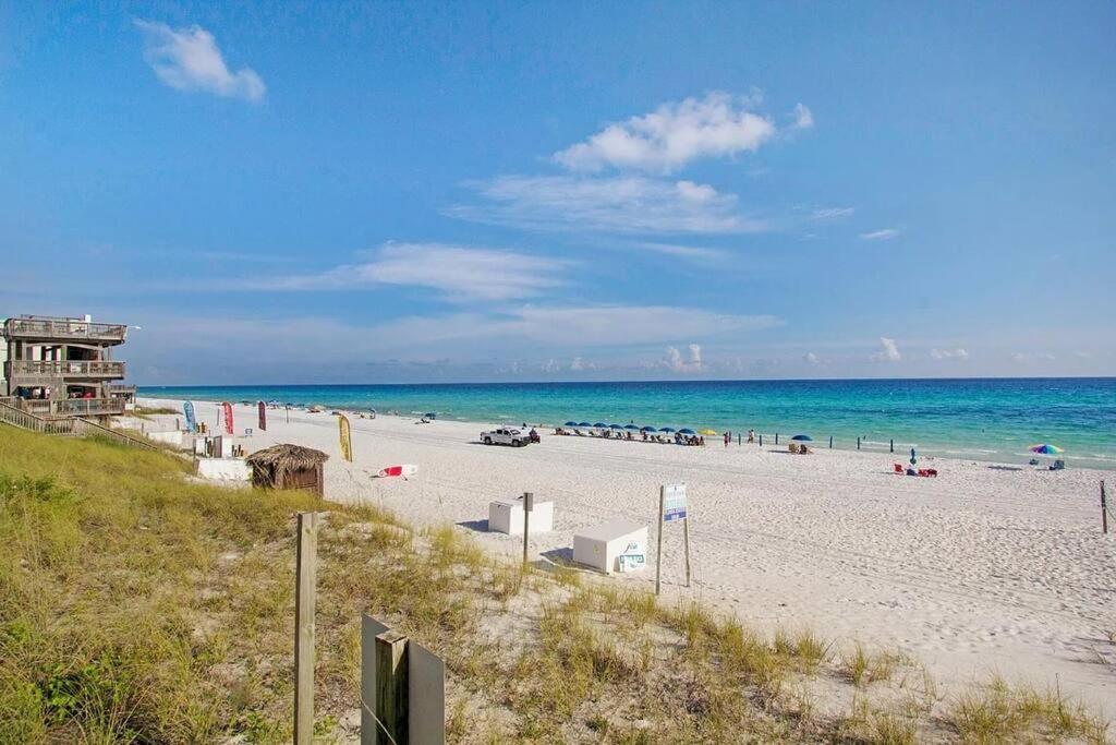 Villa Kokomo Retreat- Steps From Pools & Private Beach! Destin