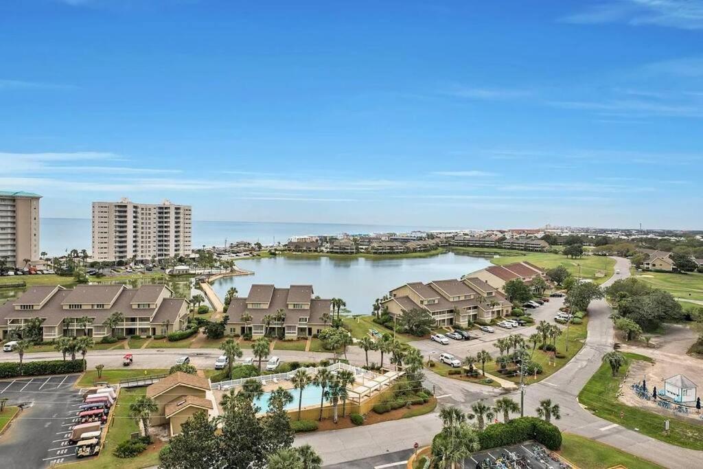Villa Kokomo Retreat- Steps From Pools & Private Beach! Destin