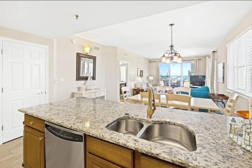 Villa Kokomo Retreat- Steps From Pools & Private Beach! Destin
