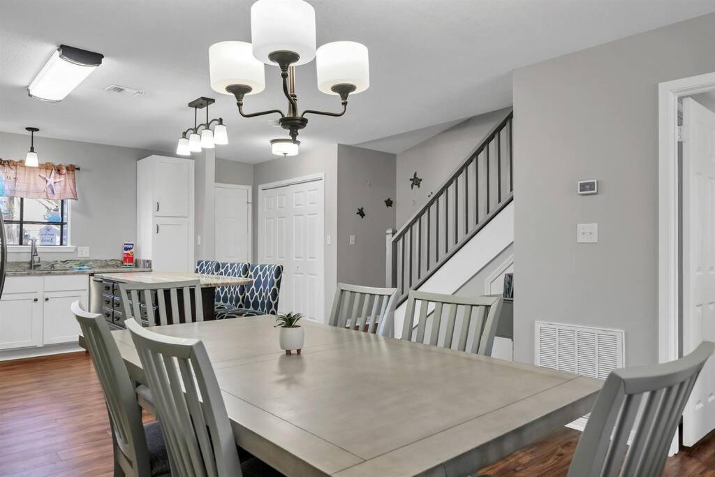 Apartment Updated Townhome W/pool, Walk To The