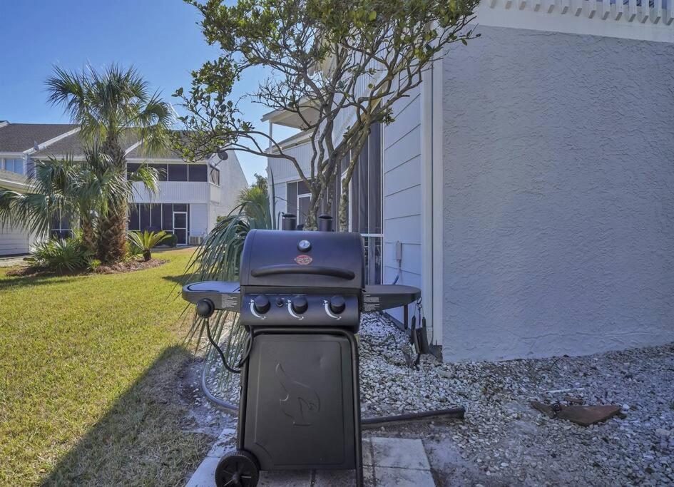 Updated Townhome W/pool, Walk To The