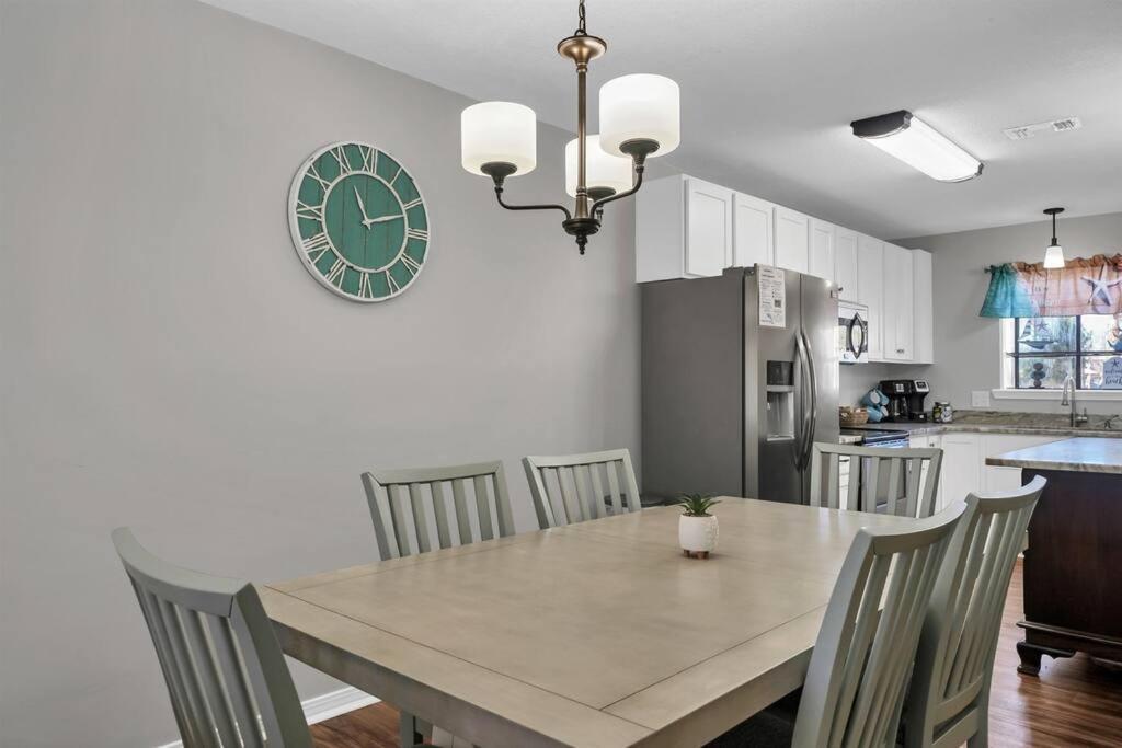 Apartment Updated Townhome W/pool, Walk To The *