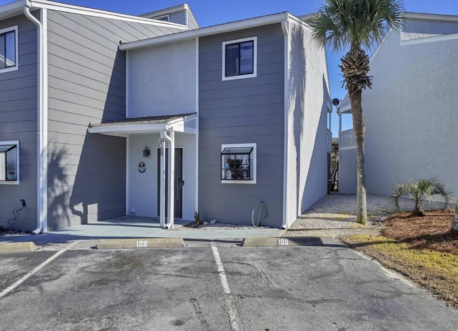 Apartment Updated Townhome W/pool, Walk To The *