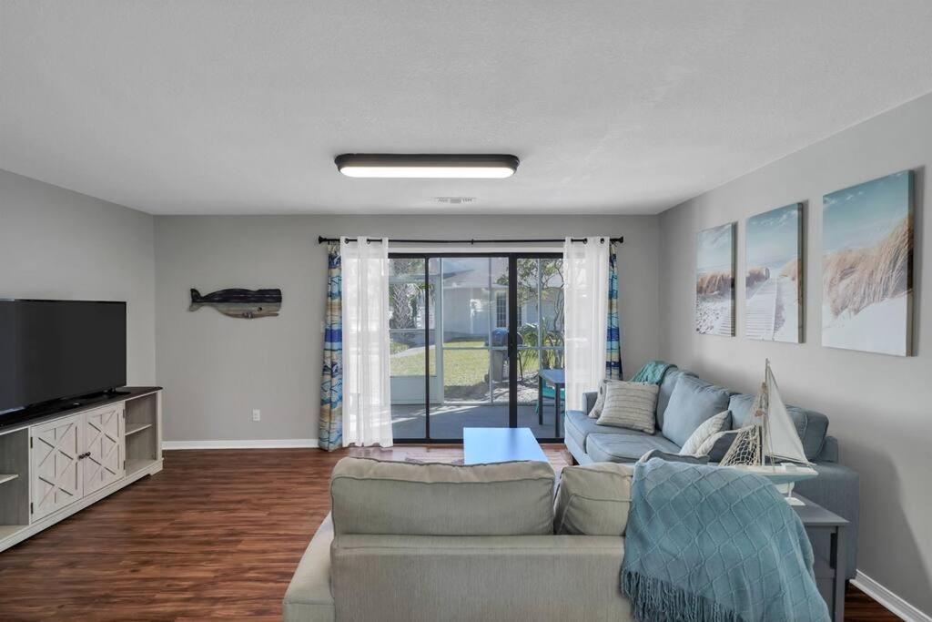 Apartment Updated Townhome W/pool, Walk To The