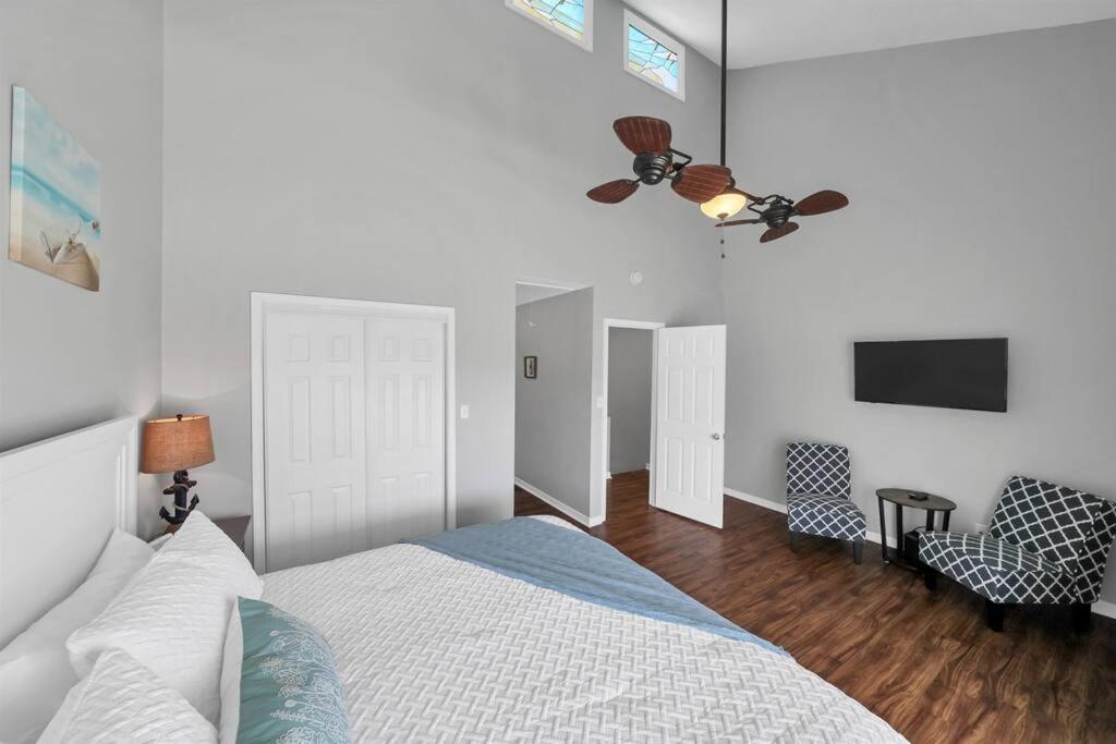 Updated Townhome W/pool, Walk To The Destin